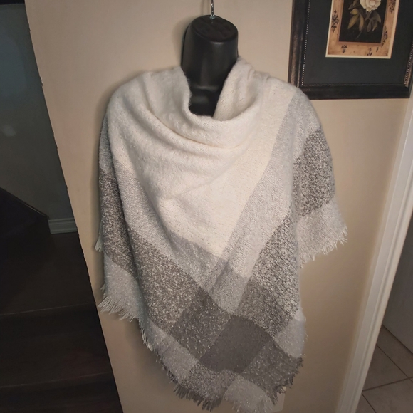 Oversized grey & white Scarf - Picture 4 of 13